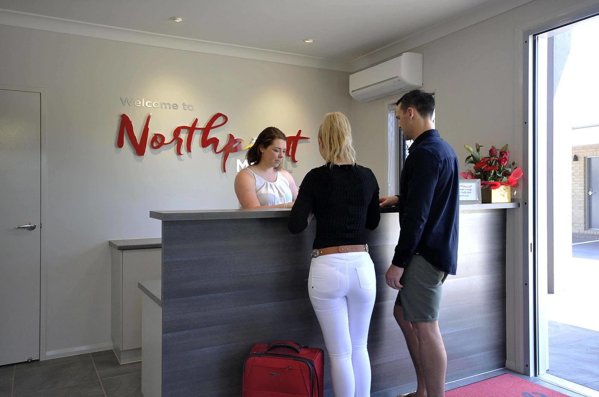 טוומבה Northpoint Motel Apartments מראה חיצוני תמונה